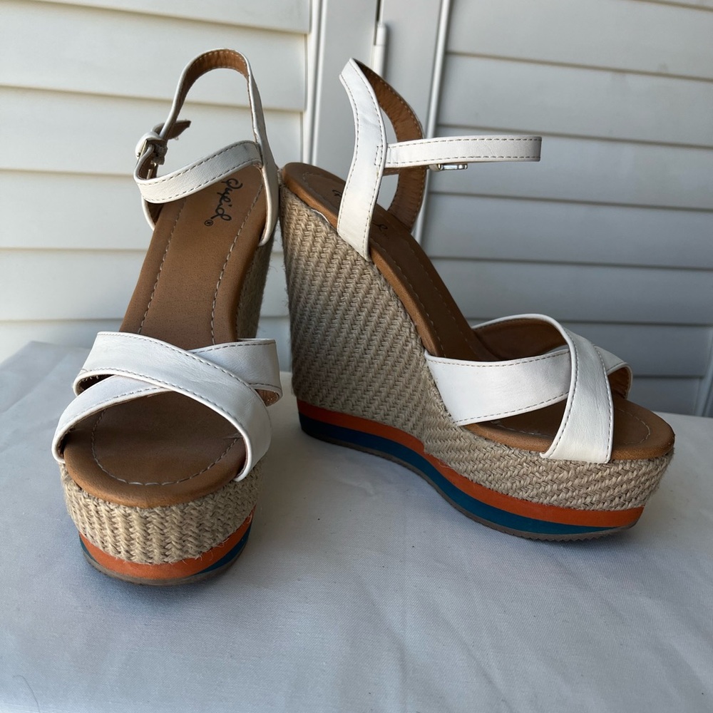 QUPID “RARE” WHITE PLATFORM WEDGES SZ 6